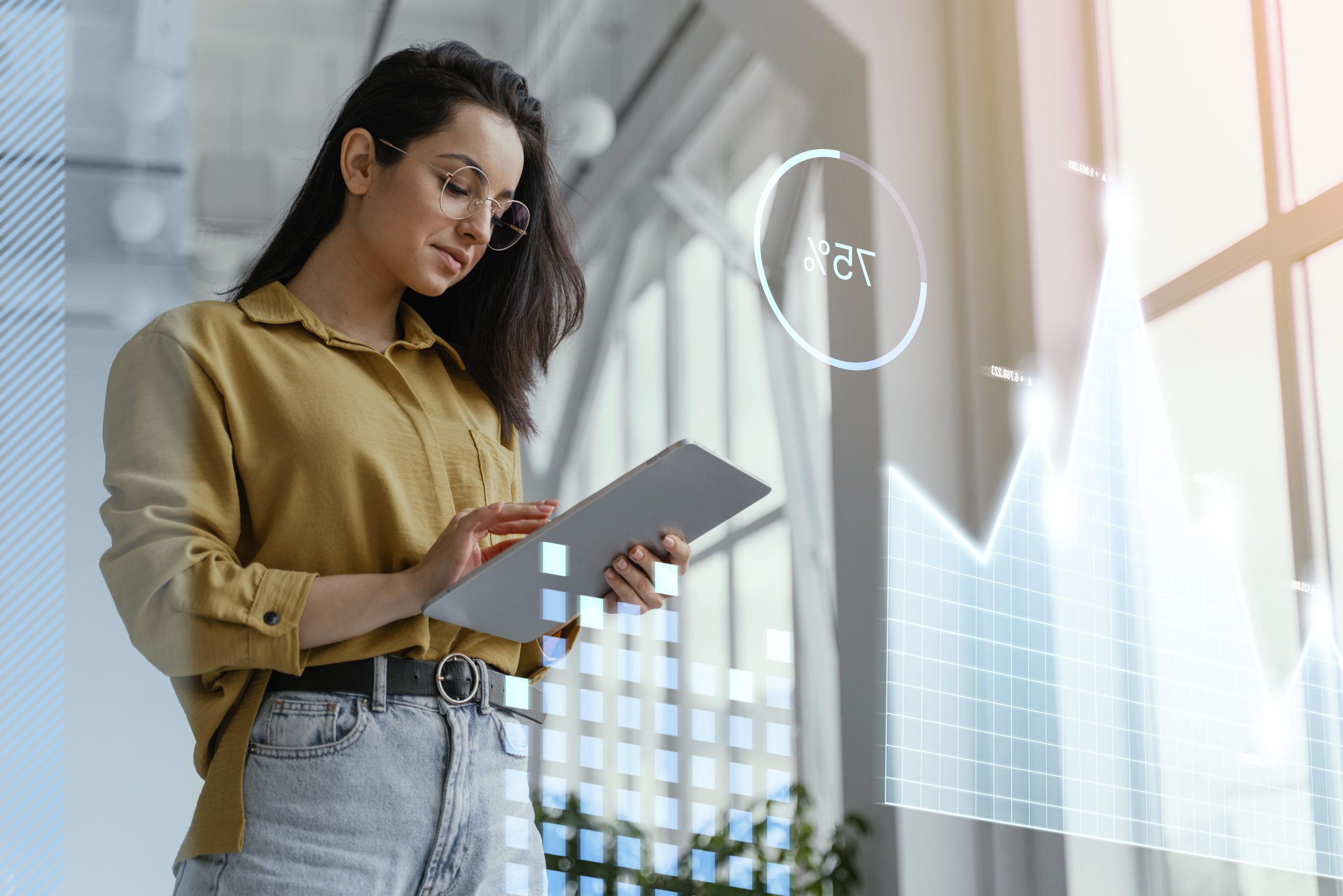 mulher de tiro medio segurando tablet scaled