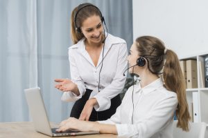 mulheres trabalhando em centro chamada scaled